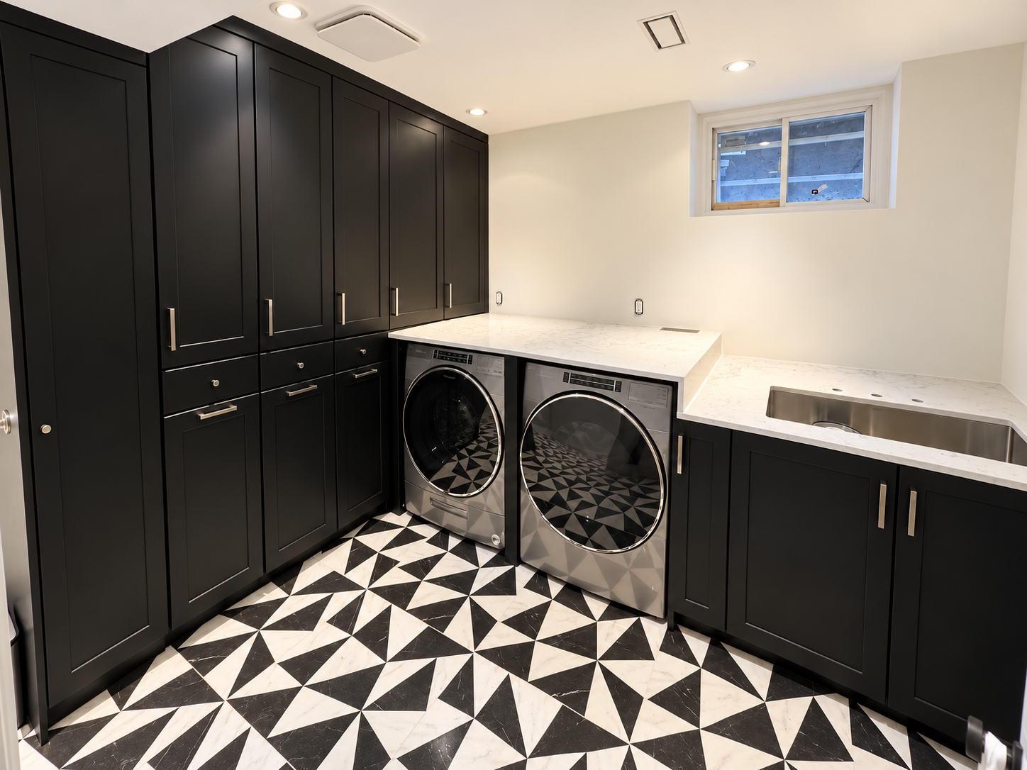 Black & white laundry room