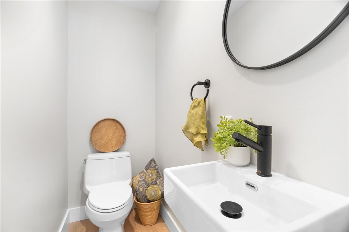 10-Bathroom.jpg