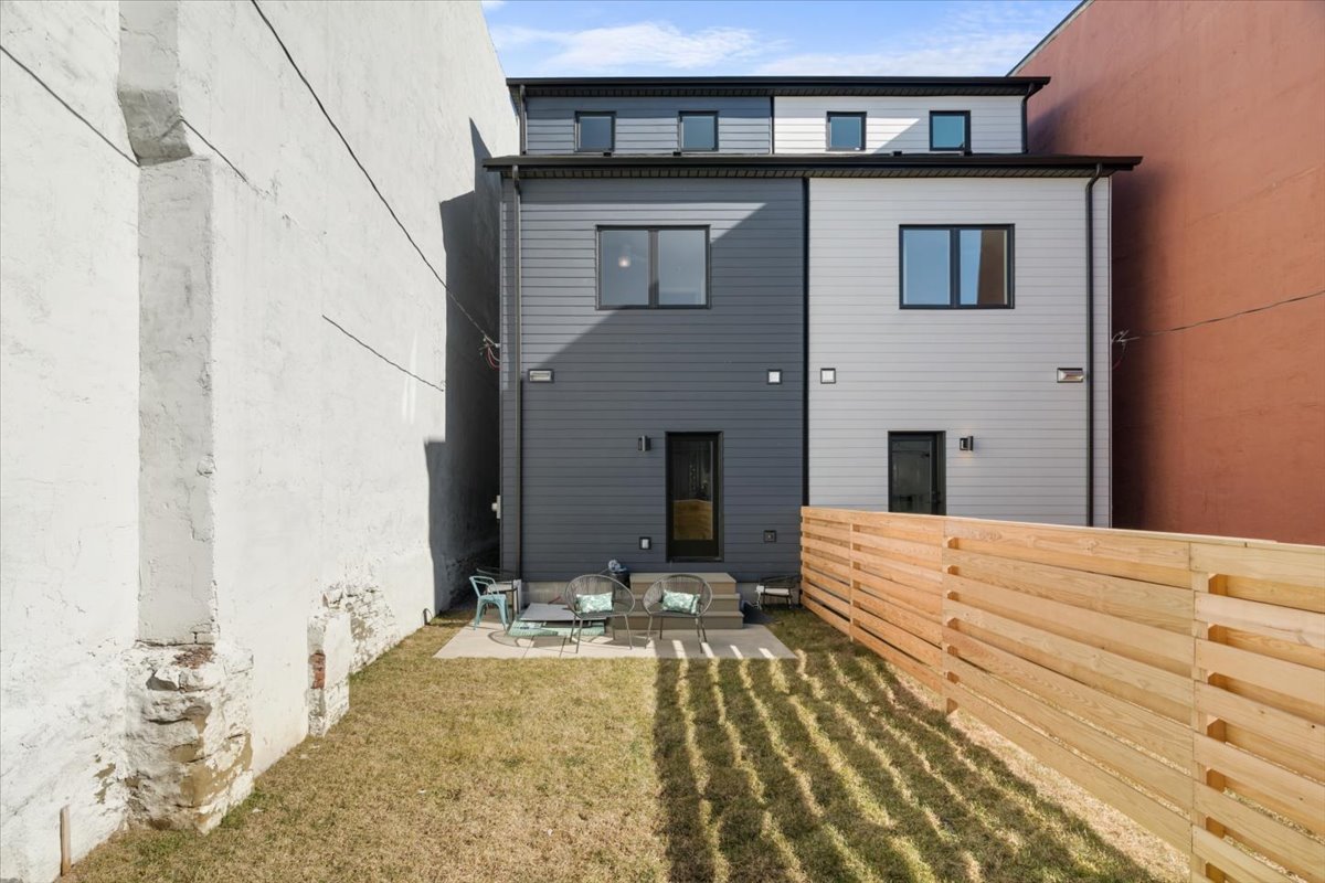 25-Back Yard.jpg