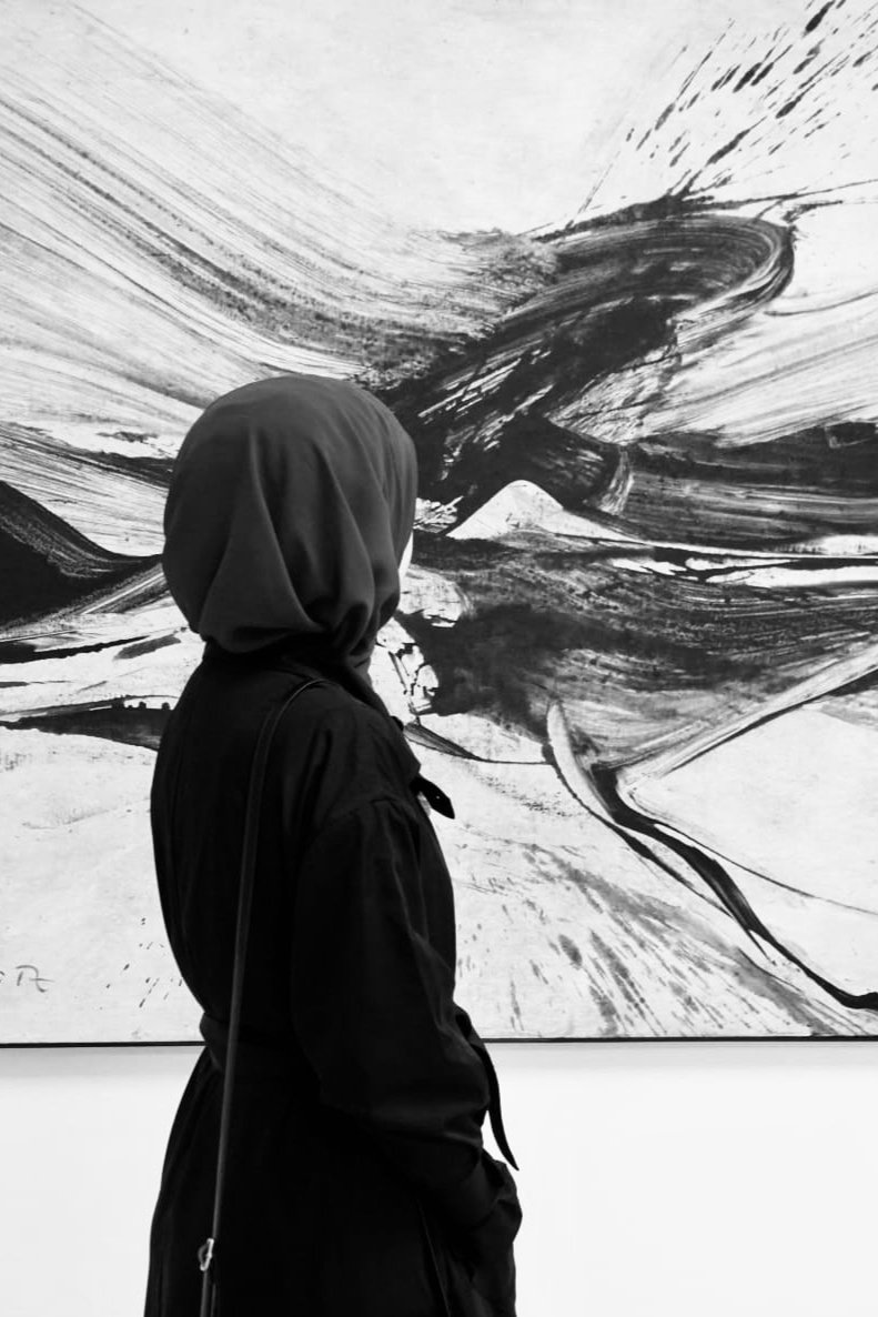 Ceyda Molla, Grafik- und Webdesignerin – elegantes, professionelles Design