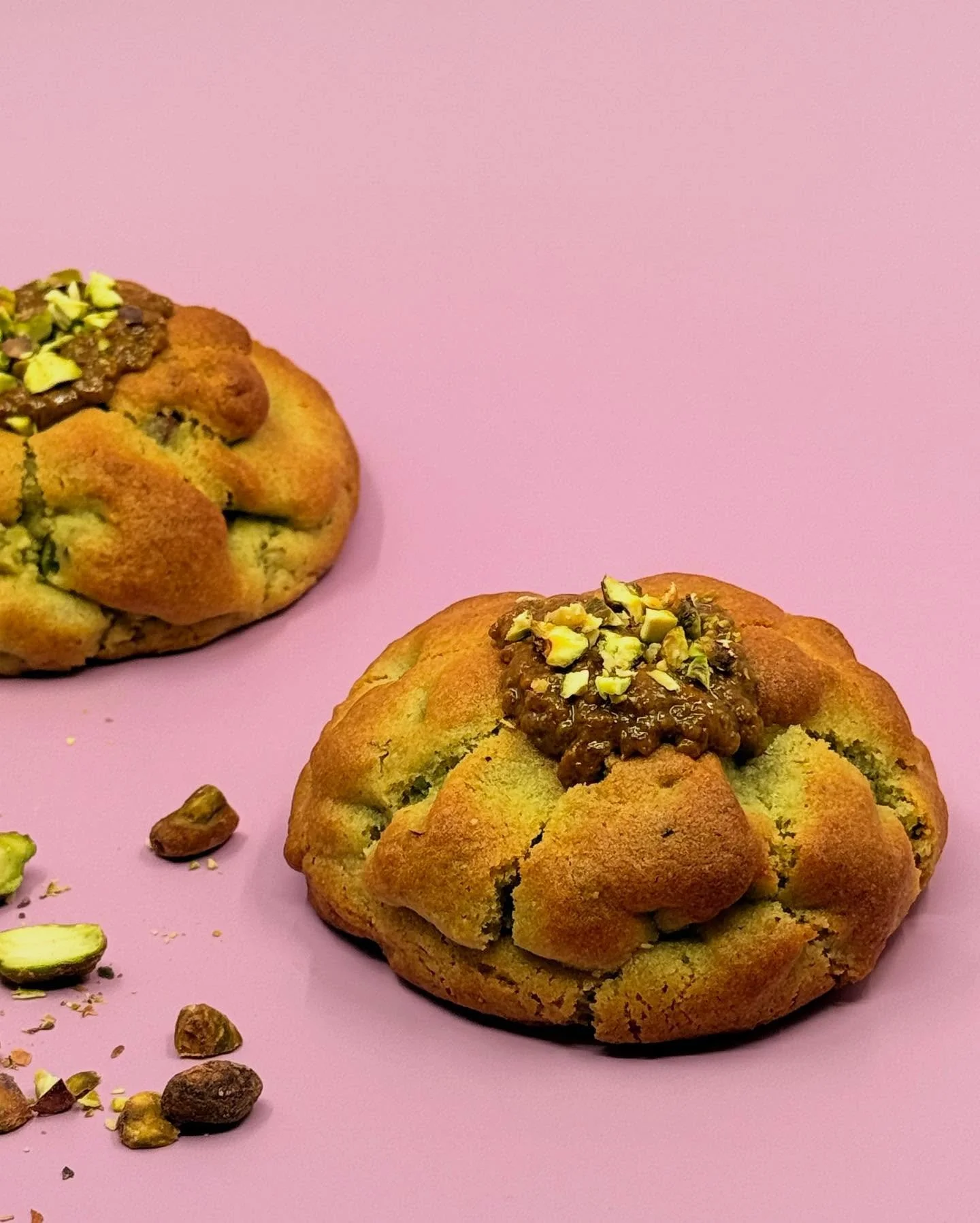 Pistachio lovers, this one&rsquo;s for you!💚

Our soft pistachio cookie is filled with creamy pistachio ganache and topped with crunchy pistachio praline😮&zwj;💨

Pure nutty perfection in every bite! 

#pistachiocookies #gooeycookies #nycookieschic