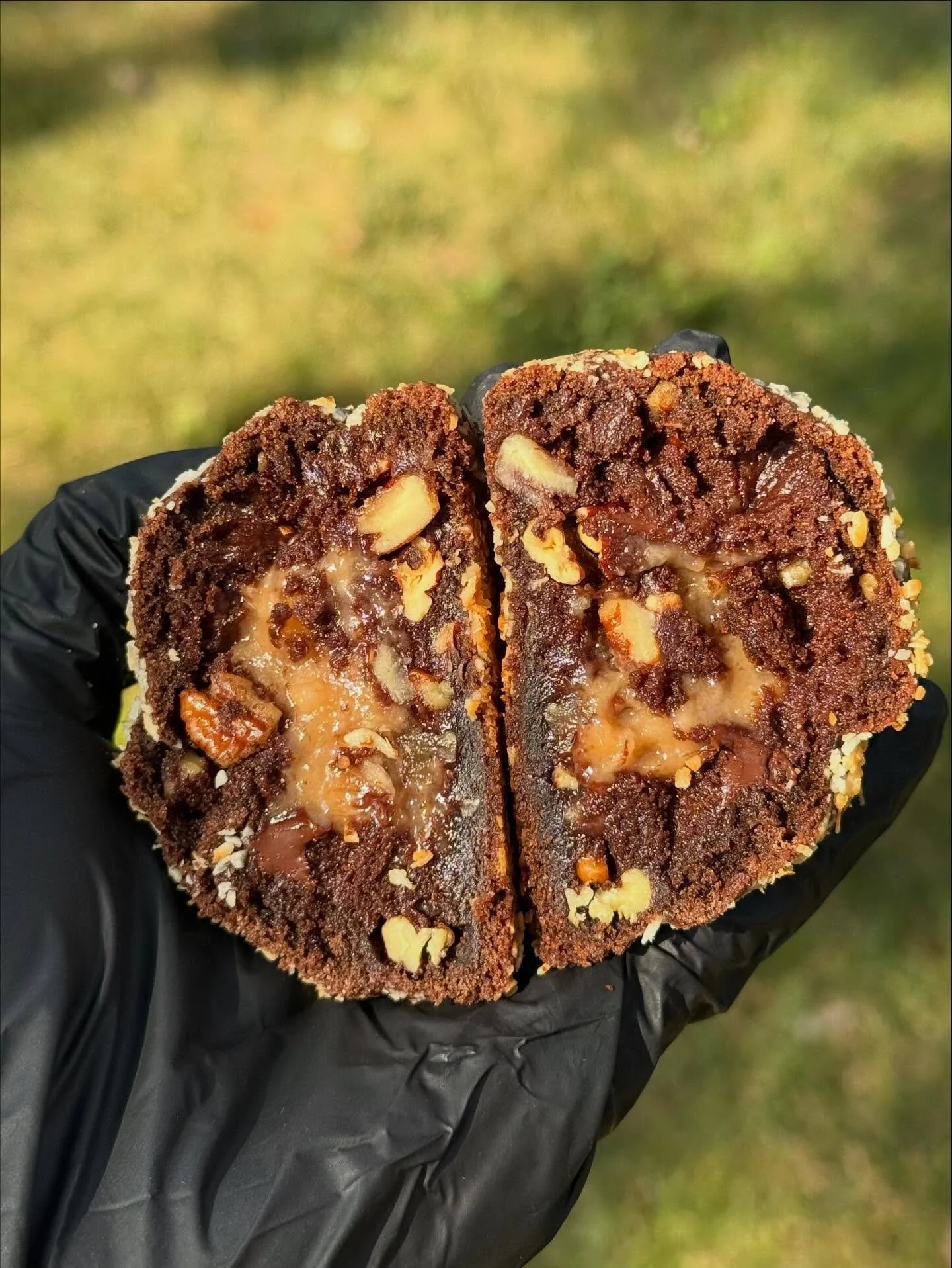 GERMAN CHOCOLATE COOKIE🍫🥜🥥

🤎Chocolate dough with chocolate chips and pecans, filled with pecan and coconut (just like the German Chocolate Cake🤭)🤎

Get yours through the link in bio or at www.gooeycookies.co💜💛

📍Illinois

#germanchocolate #