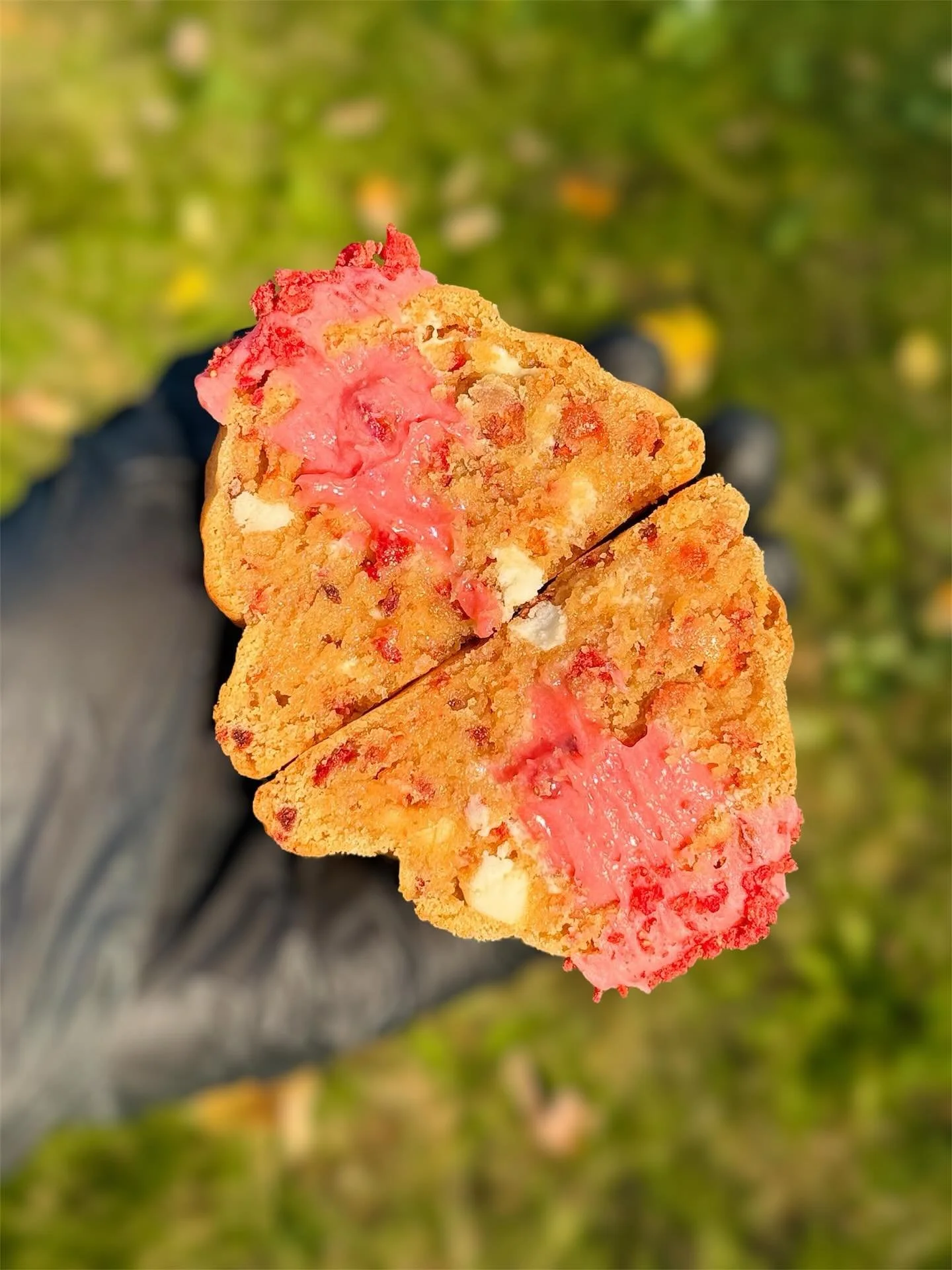 🍓A sweet blend of vanilla and strawberry🍓

Inspired by Strawberry Shortcake, made the Go&ouml;ey way 🍰🍪

📍Freshly baked in Illinois

Order yours at www.gooeycookies.co or link in bio 💜🍪💛

#gooeycookies #gooeycookiesillinois #strawberryshortca