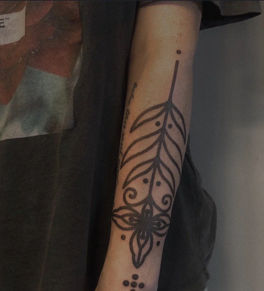 Linear floral ornament on the forearm.