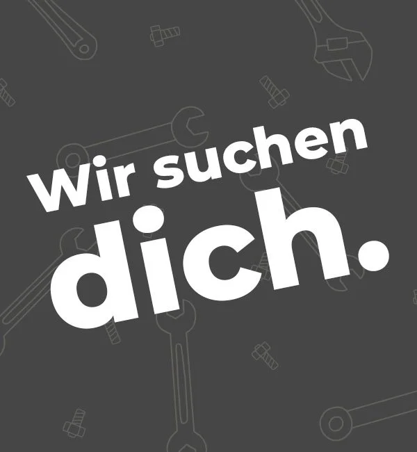 Ein schwarzes Plakat mit weißen, großen Buchstaben, die 'Wir suchen dich.' sagen, mit Werkzeugsymbolen im Hintergrund.