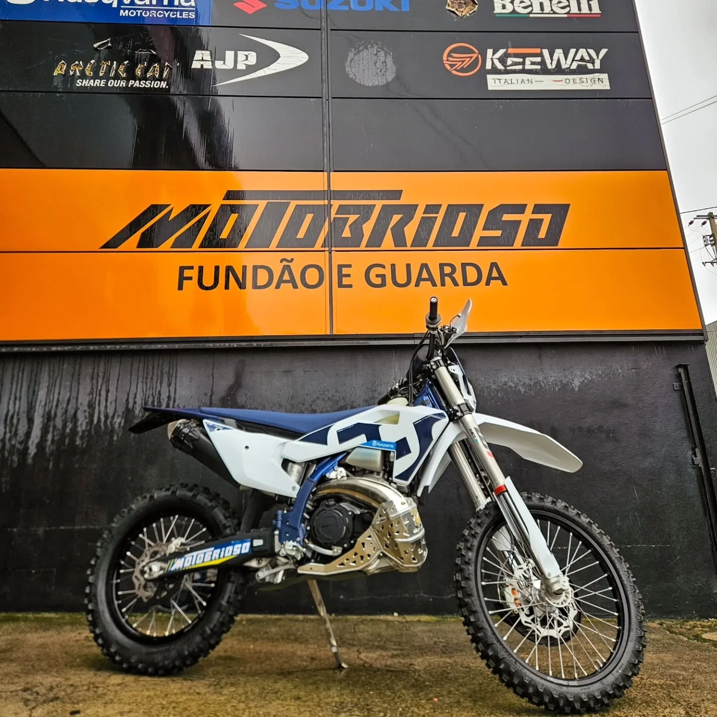 New bike! Got a freshy 2026 Husqvarna TE300, huge thanks to @motobrioso for hooking this up the guys there are awsome!!

#EstrelaEnduro #trailriding #adventureawaits #endurolife #husqvarnamotorcycles
@husqvarna.portugal
@husqvarna.motorcycles
@husqva