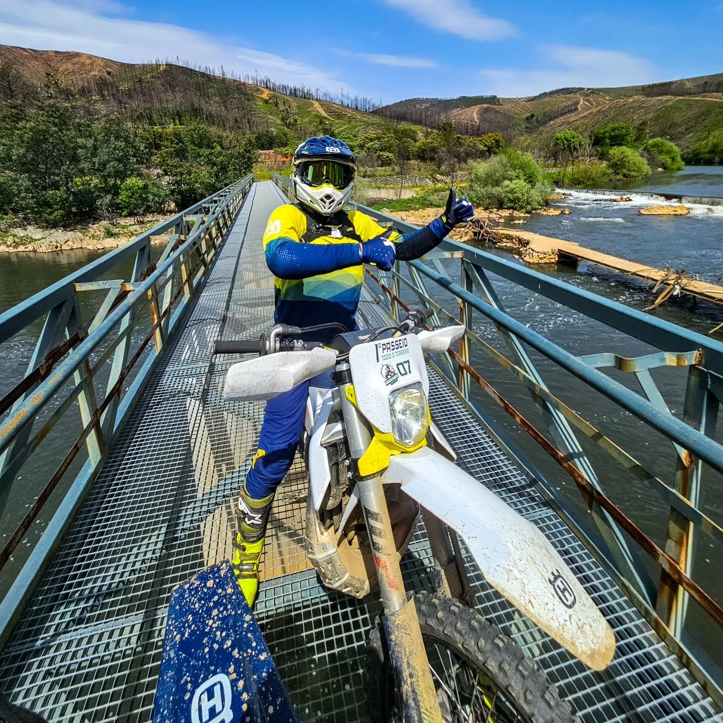 When the gear matches the machine 🔥
Estrela Enduro doing what we do best.

Quando o equipamento combina com a m&aacute;quina 🔥
Estrela Enduro a fazer o que faz melhor.

#estrelaenduro #TrailRiding #AdventureAwaits #endurolife #husqvarnaportugal