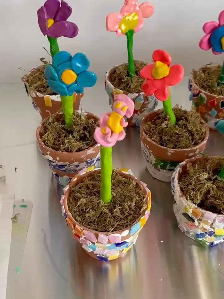 While our other 3 studios were busy being fully booked and buzzing with campers, we had 25 awesome kiddos from The Quogue School roll up to ColorPop Westhampton Beach for a field trip today 🎨✨🚌

Cue the creativity: flower sculptures were made, gigg