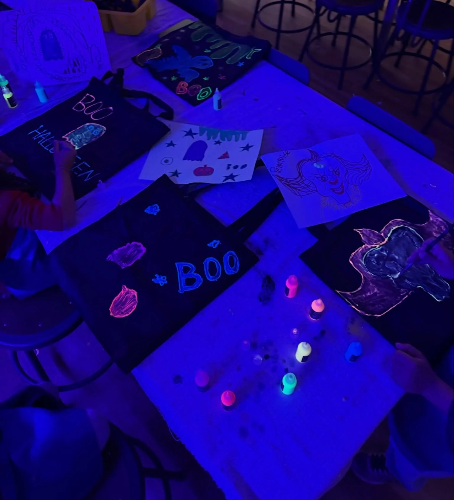 Something was brewing at ColorPop this weekend. Glowing ghosts, oozing neon slime, and potions bubbling under the black lights. Nothing but spooktacular moments with our Halloween workshop 👻 

Last chance to glow with us - reserve your spot before s