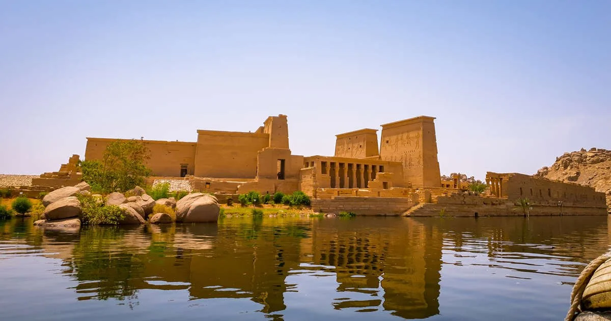 panoramica-del-templo-ptolemaico-de-philae-dedicado-a-la-diosa-isis-banado-por-las-aguas-del-nilo_b946cd52_240604130506_1200x630.jpg