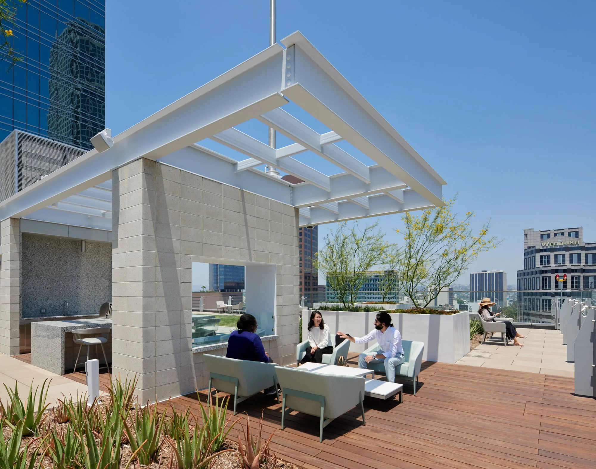 Metropolis_Exterior_Seating Area 1.jpg