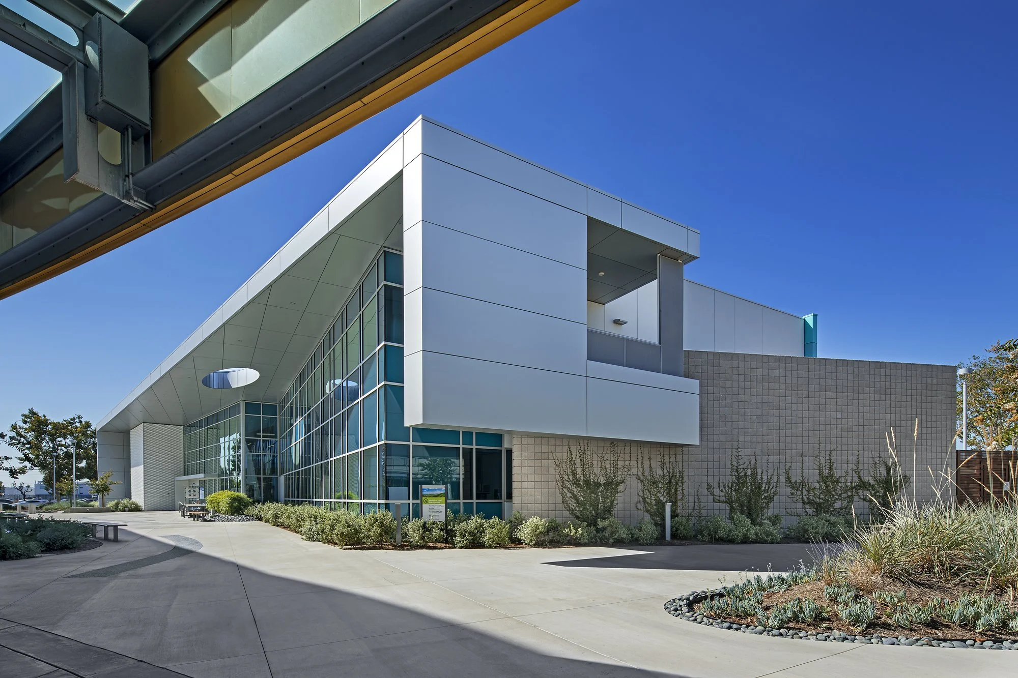 Kaiser Baldwin Park MOB_Exterior_Entrance 2.jpg