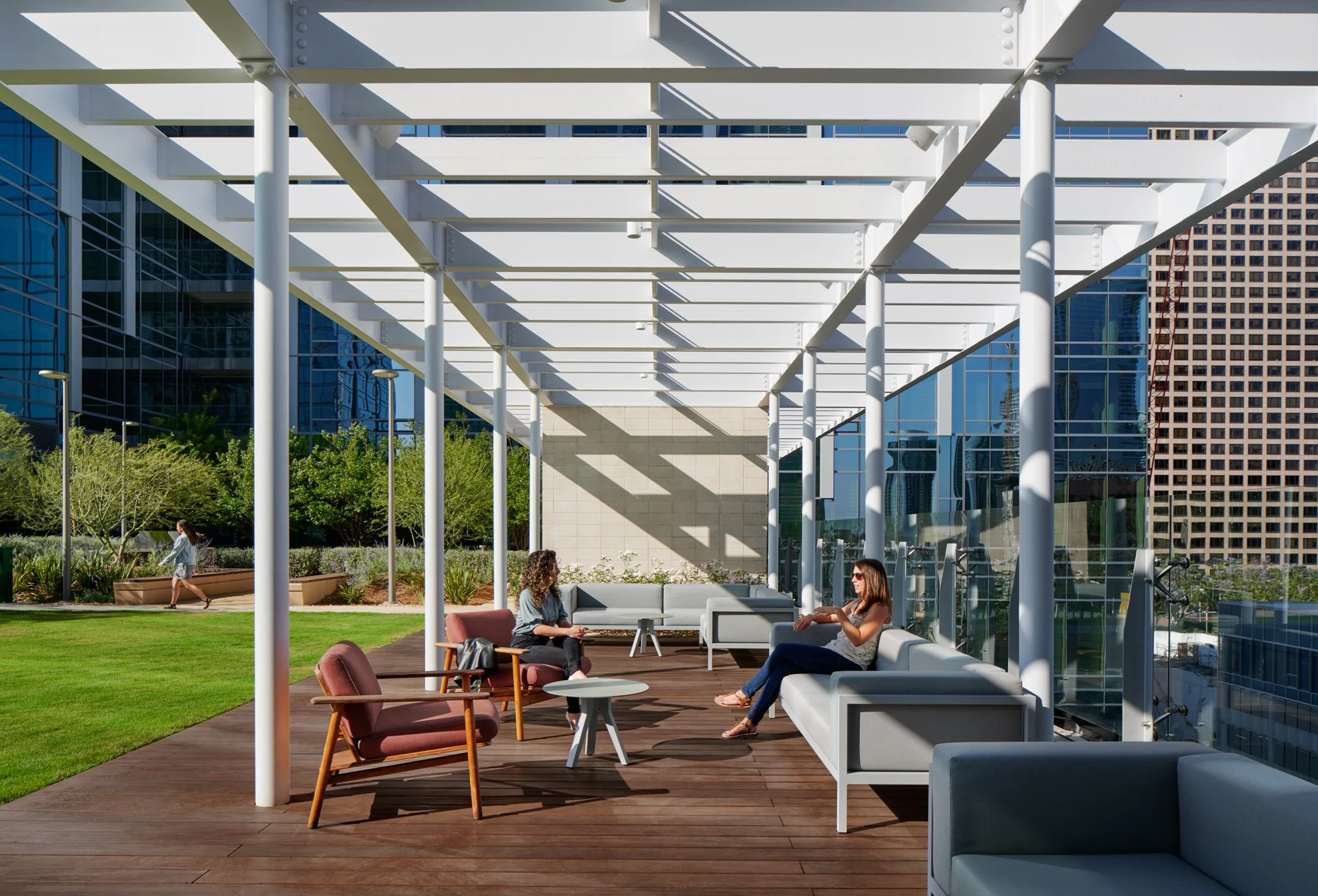 Metropolis_Exterior_Seating Area 3.jpg