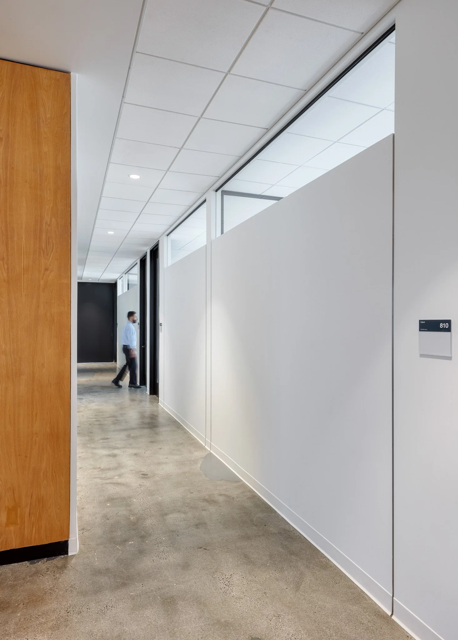 Caltech 8th floor AIM_ Interior_Hallway 1.jpg