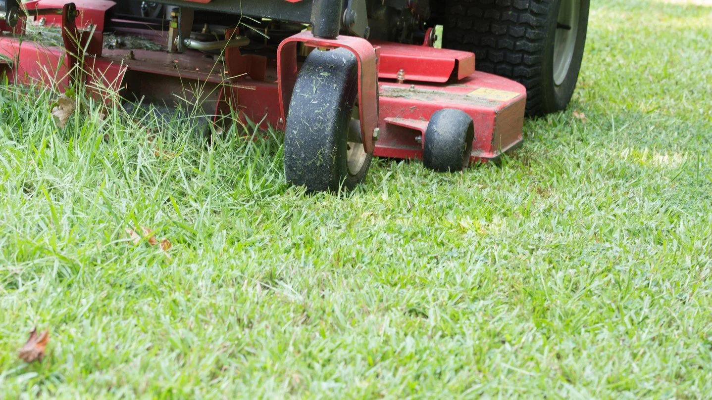 Managing a commercial property? 🌿
From cutting to fertilizer &amp; weed control, we&rsquo;re here to help keep your lawn healthy, green, and well maintained.

#LocalYXE #GreenerLawn #Commerical