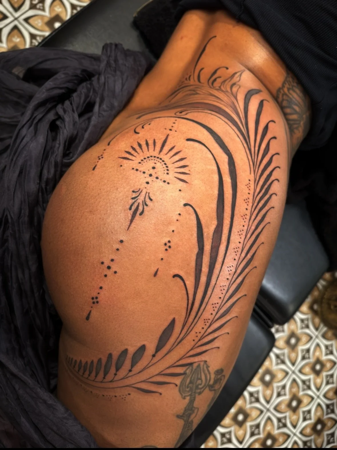 resurrecting this favorite of mine from a few years ago, on jojo. i love creating these framing flows ~ i will always welcome requests like this. 
.
now booking march + april for my homebase @solhawk in lyons, colorado. 🕊️
.
.
.
.
.
.
#pointornament