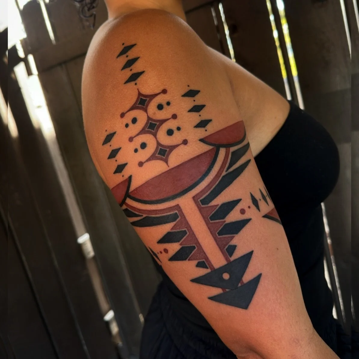 Over the moon over these protective, lineage-based arm bands for Rosie. We decided on using dark brown and black for a more subtle and rooted feel to the imagery. Really excited to see these settled in. 
.
I love creating in new styles and learning n