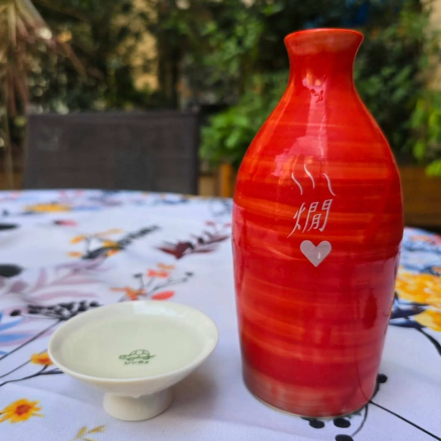 Kanzake can be Natsusake! Warm sake can be summer sake!

Hot sake isn't just for the winter. This @shinkame374 Junmai Ginjo is an example of a perfect patio sipper. Use the tips below the select and serve the perfect warm sake in the summer!

1) Maew