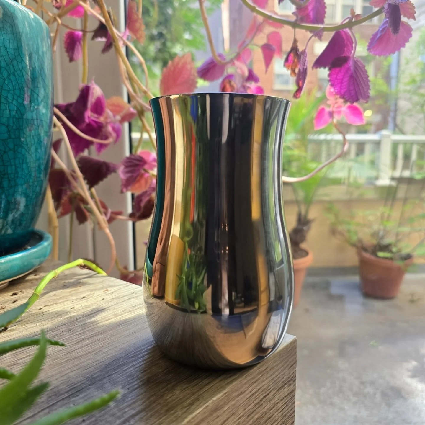 Excited to experiment with this new sake tool! 

This is a birdy decanter from @birdy.officialjapan . Made from stainless steel, it is etched at 0.1 micron intervals, creating microscopic ridges that aerate the sake. Check the manual - swirling the s