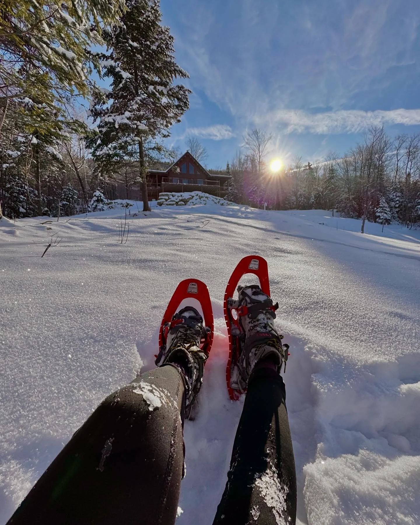 If all that powder on the local ski mountains doesn&rsquo;t pull you away, you can always play in the snow at @sugarmooncabin ⛄️❄️ With 5 acres to explore plus direct access to a local trail network, you can snowshoe and fatbike for miles.😍🚴&zwj;♀️