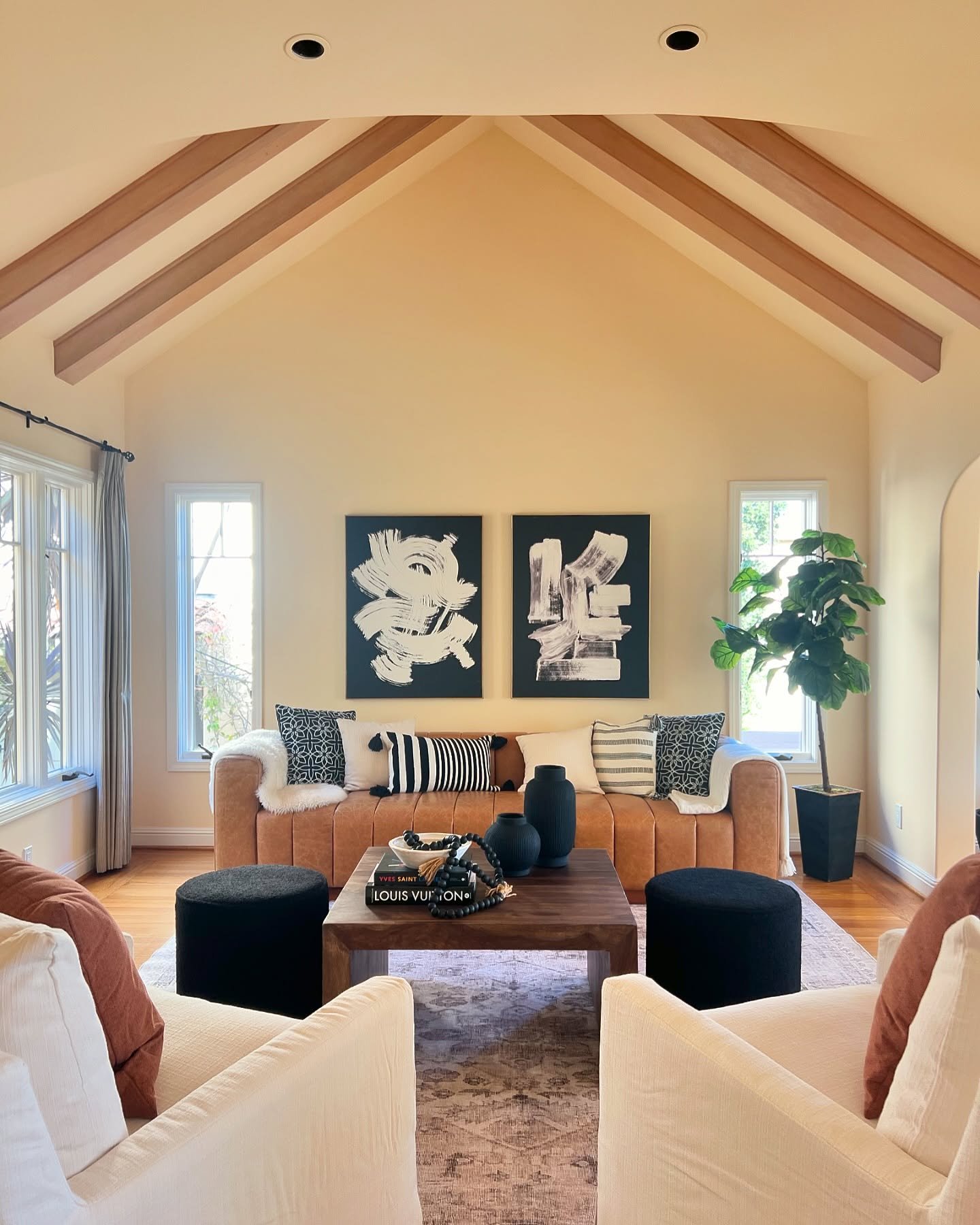 1929 Spanish hacienda in the San Carlos hills ✨
.
.
.
#homestaging