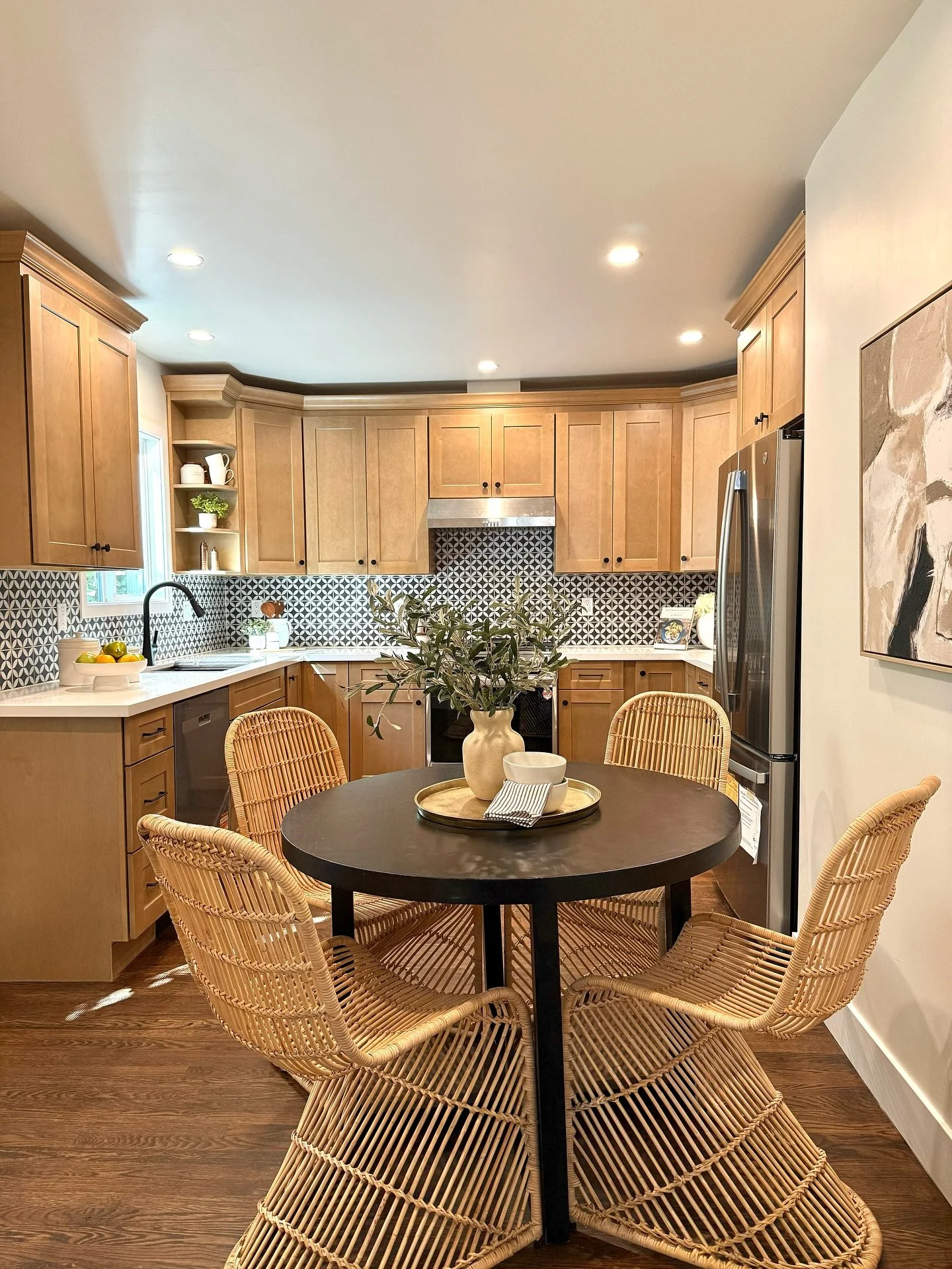 Neutral finishes, timeless design, and just the right details✨

Here are 4 kitchens we recently staged - proof that the right presentation makes all the difference😉
&bull;
&bull;
&bull;
&bull;
#HomeStaging #BayAreaHomes #KitchenDesign #StagingToSell
