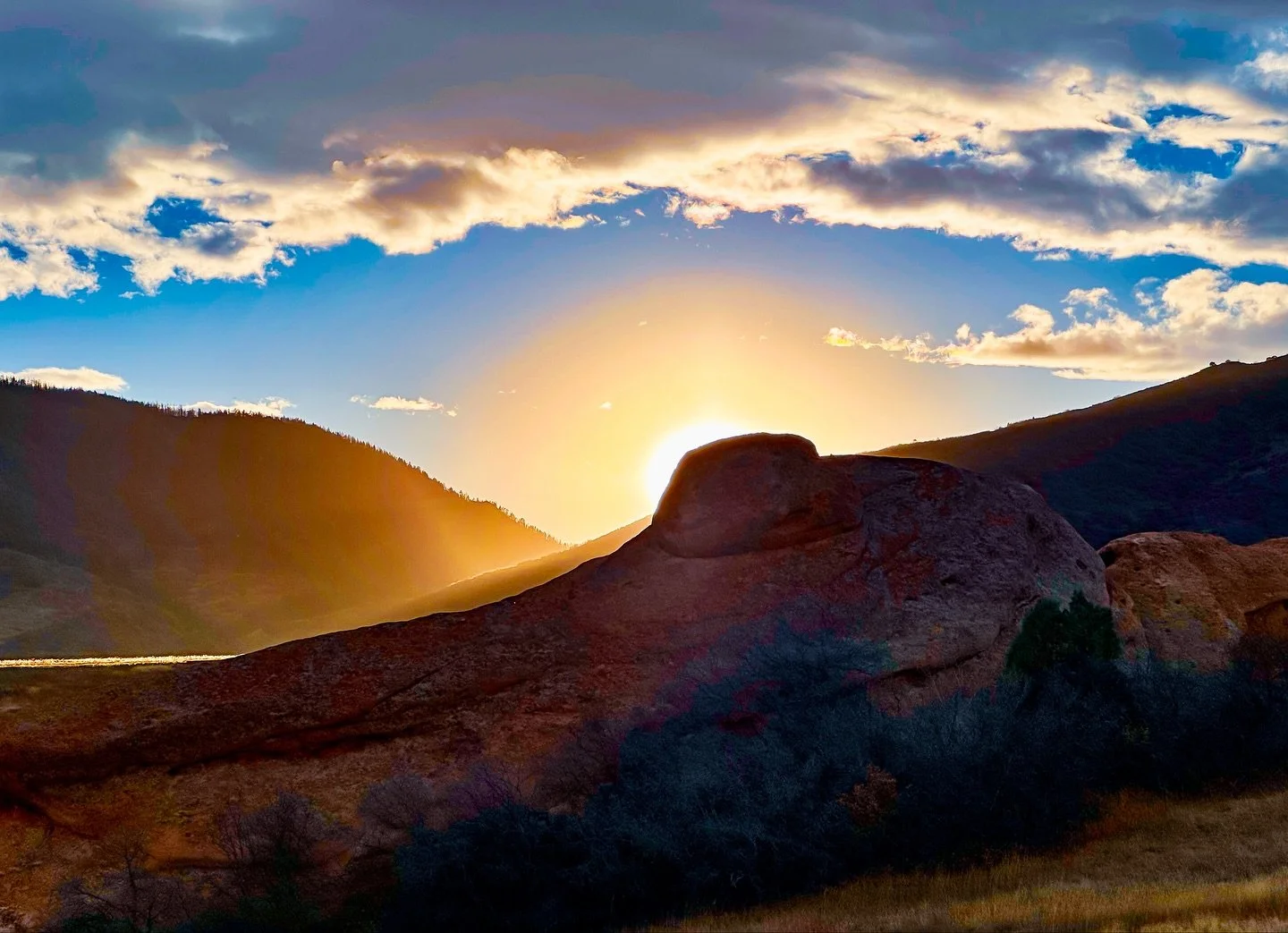 Hiking on the Rocks.
.
Beautiful late afternoon hike today at South Valley. I ❤️ Colorado!
.
#coloradohiking #southvalley #naturephotographer #fineartphotographer