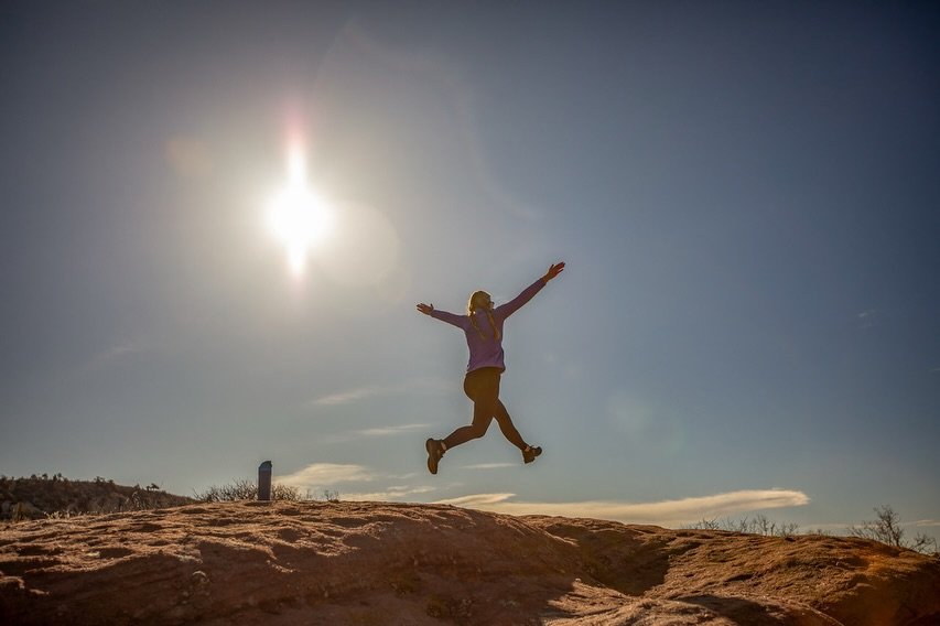 Peak performance. Peak hydration. Peak light. 🤝 @isabella.n.miller 📸 @teri.k.miller 

The mountain will always be there. The question is whether you&rsquo;ll show up ready. Shot this on a recent spec project with @owala &mdash; loved the way the co