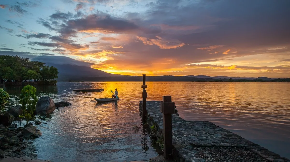 The sky ignites in a wash of color. Birds ease into their evening chorus. A kayak glides silently toward shore as the last light settles over Lake Nicaragua.

From the casitas, the scent of dinner drifts through the palms: a slow, fragrant blend of i