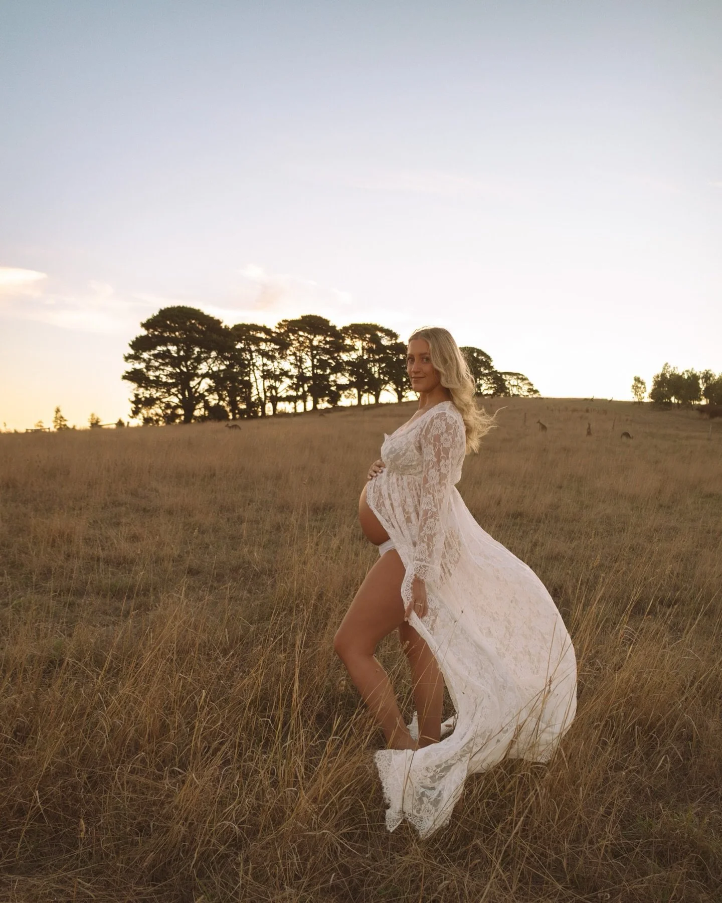 I think it&rsquo;s so sweet when a partner reaches out to book a maternity session for the mother of their baby. It&rsquo;s rare, but it blows me away every time 🥺 even better when they want to be involved and are simply in awe of them during the se
