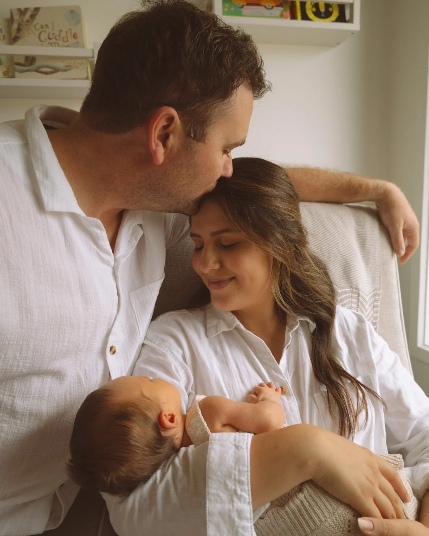 This session was a very special one 🥹 my beautiful friends had their little man earlier this year, and I heading up to Canberra to capture a newborn session for them while he was 2 weeks young. It was my first night spent away from my little guy too