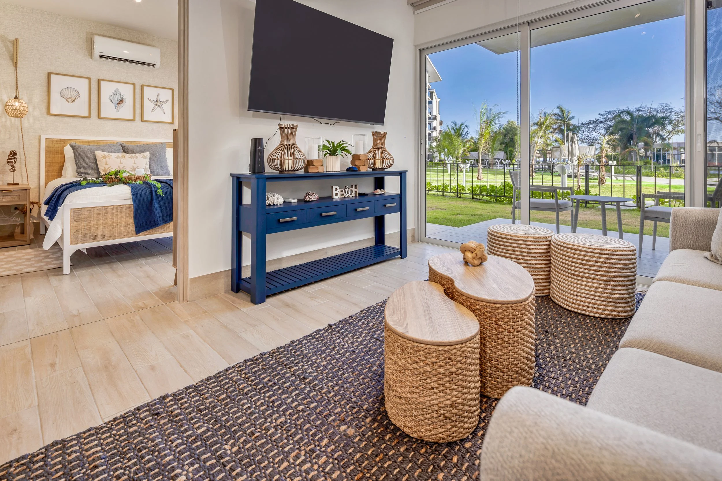 fotografía inmobiliaria interior apartamento en Playa Caracol Olas Panamá con vista al jardín y luz natural