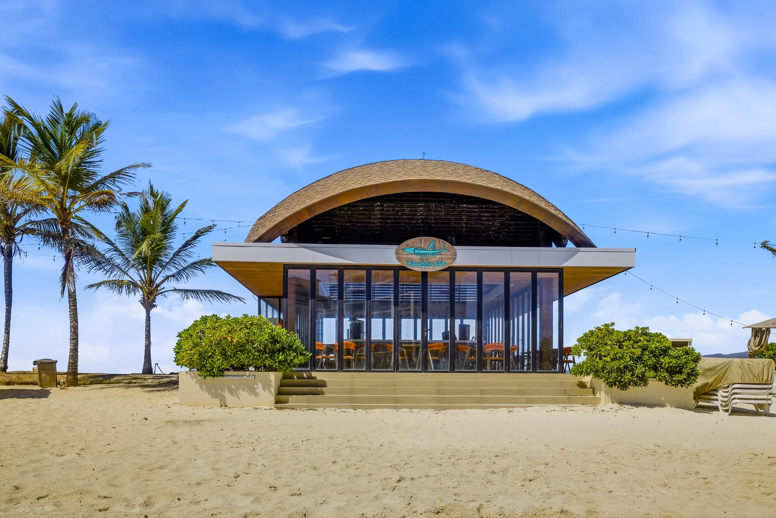 fotografía arquitectónica de restaurante frente al mar en Playa Escondida Colón Panamá con diseño moderno y estructura curva