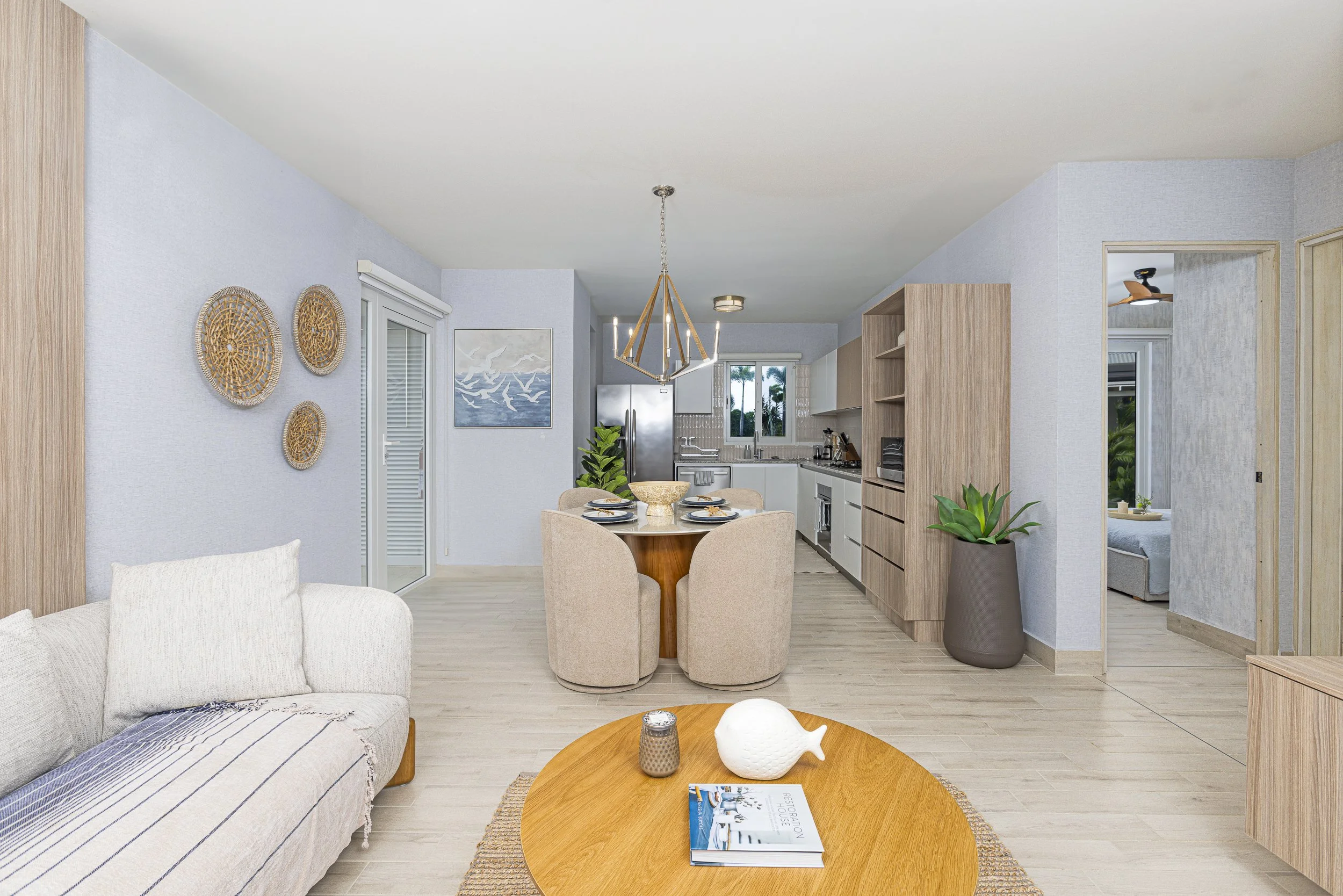 Sala comedor en Brisas del Mar, Playa Caracol – Grupo Los Pueblos Panamá