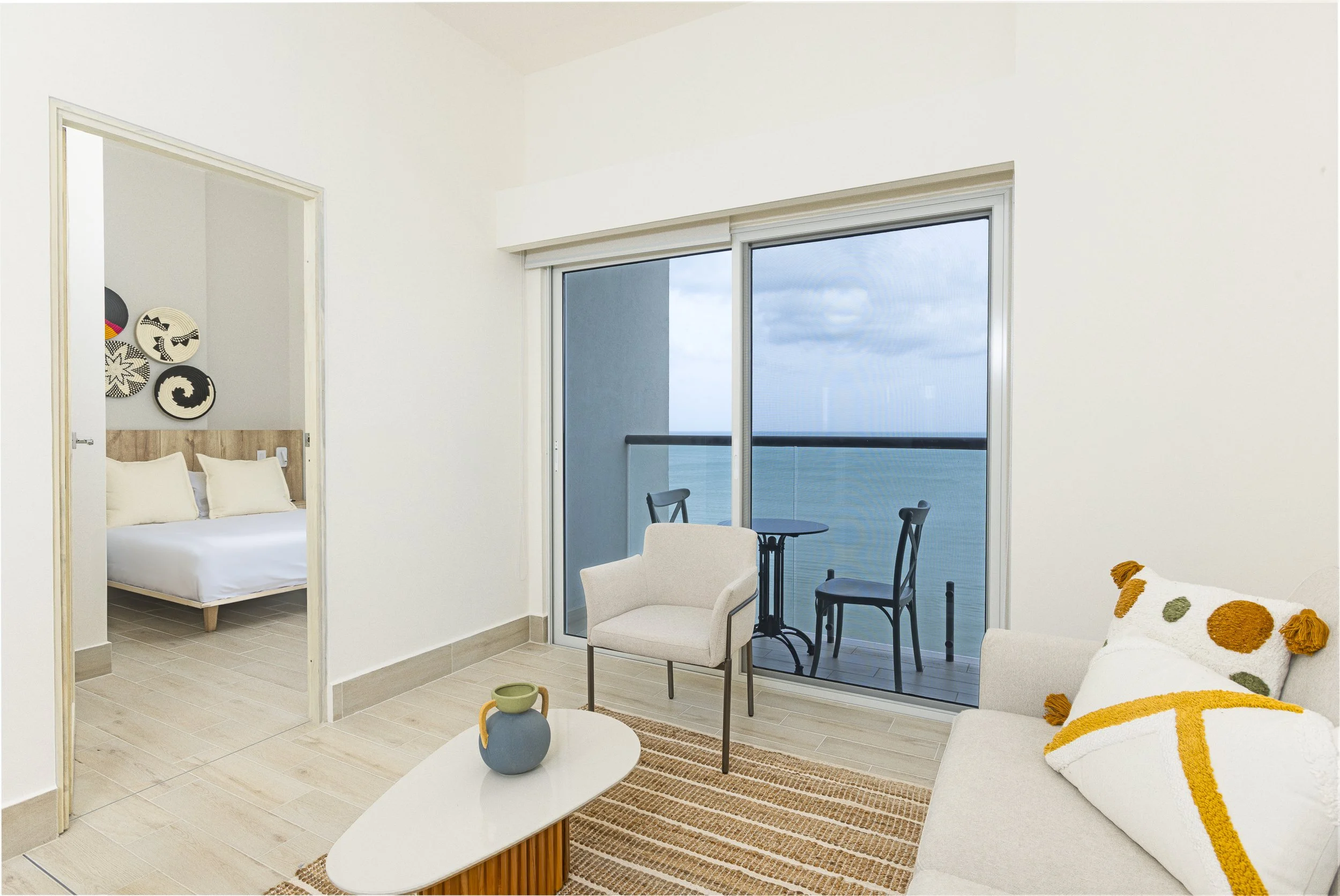 Sala con salida a balcón en Surf Side, Playa Caracol – Grupo Los Pueblos Panamá