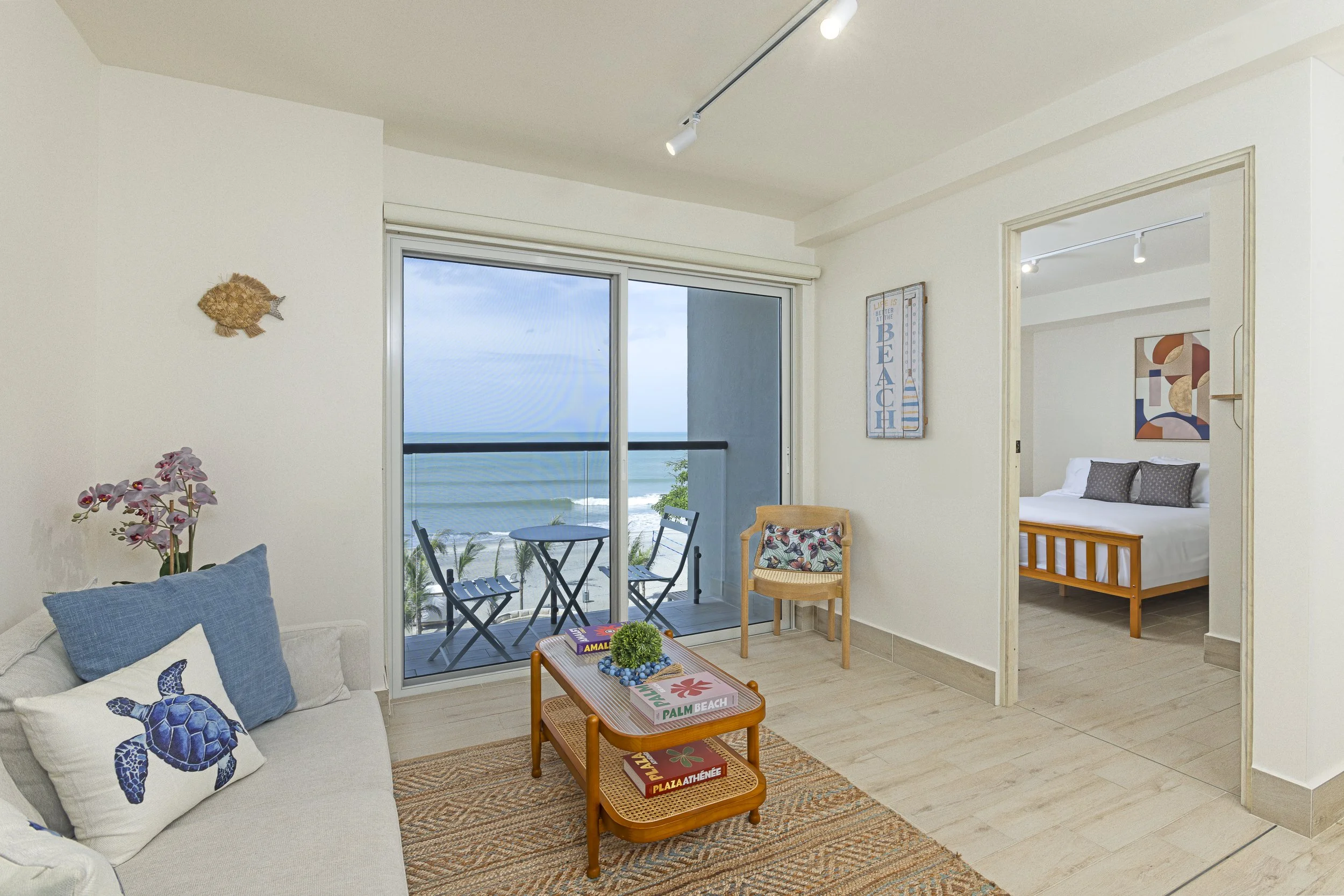 Sala con vista al mar en Surf Side, Playa Caracol – Grupo Los Pueblos Panamá