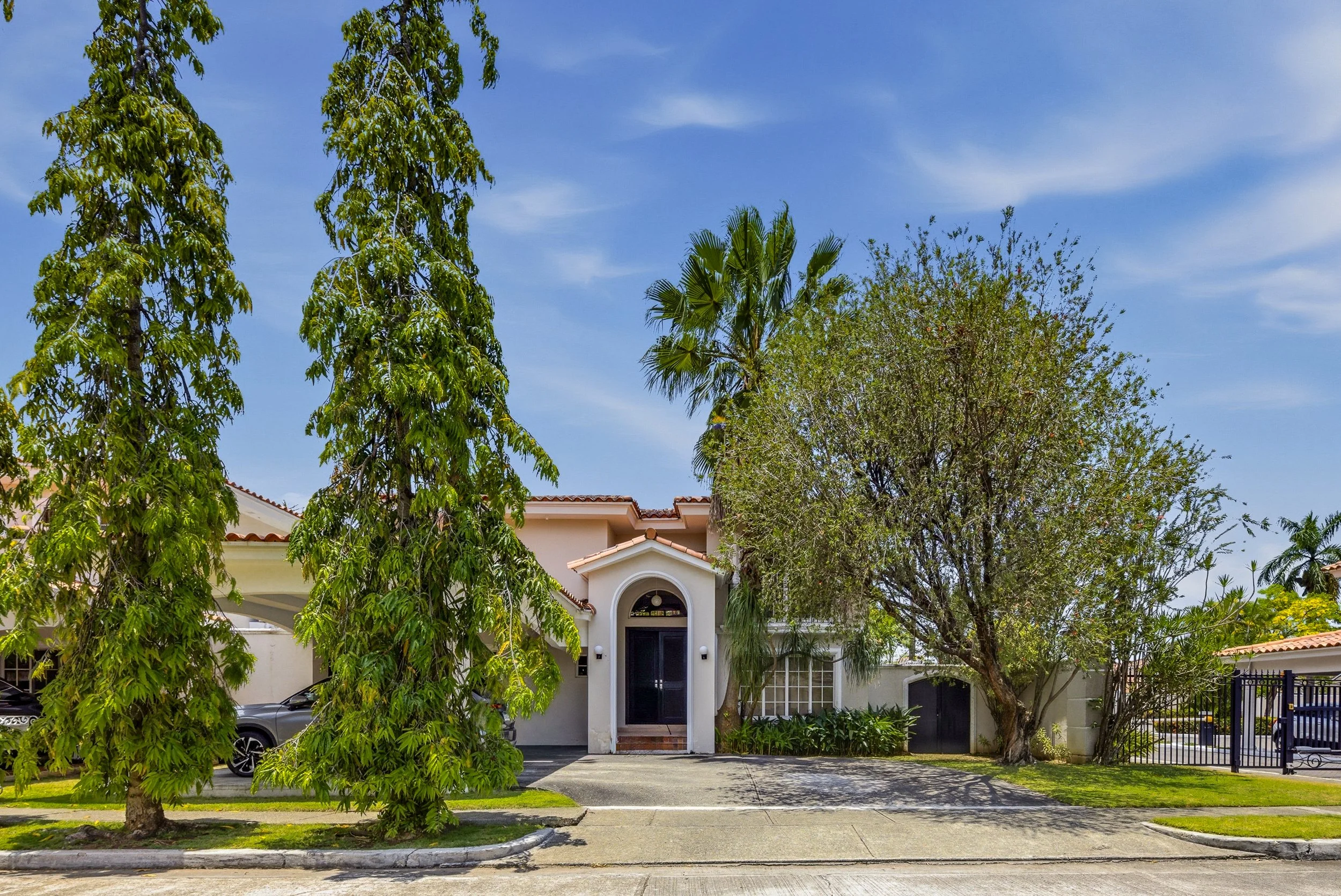 Casa residencial en Costa Bay, Costa del Este, Panamá, con diseño clásico y entorno exclusivo.