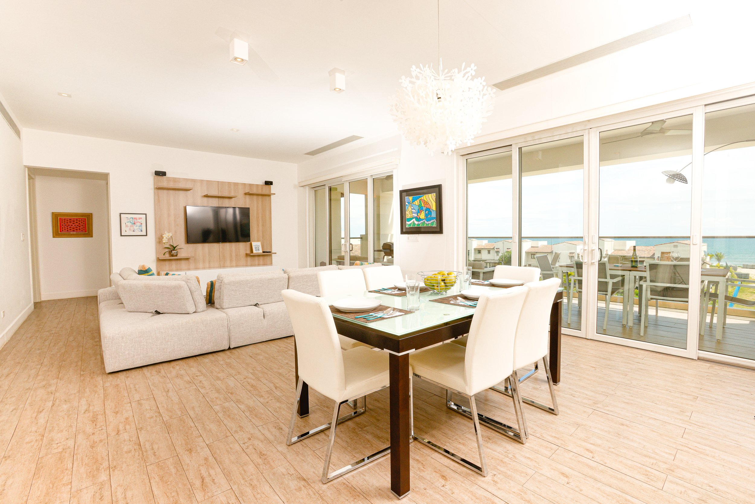 Sala comedor con vista al mar en Casa Mar San Carlos, Grupo Corcione Panamá