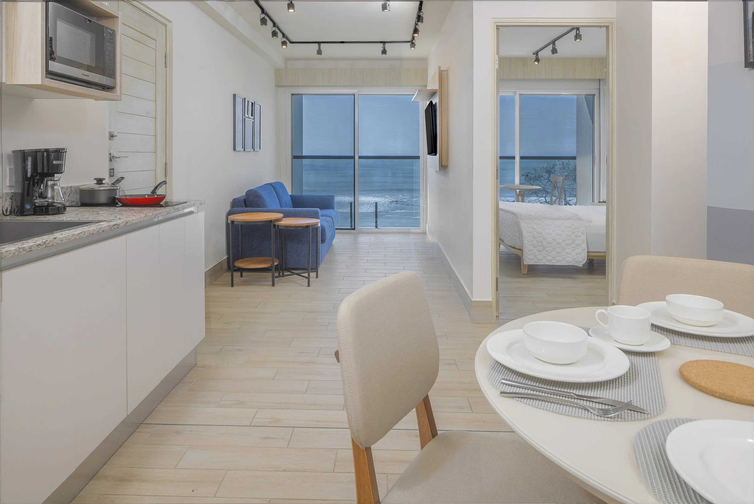 Fotografía de hotel en Radisson Riviera Pacífica Panamá con áreas sociales y arquitectura moderna frente al mar