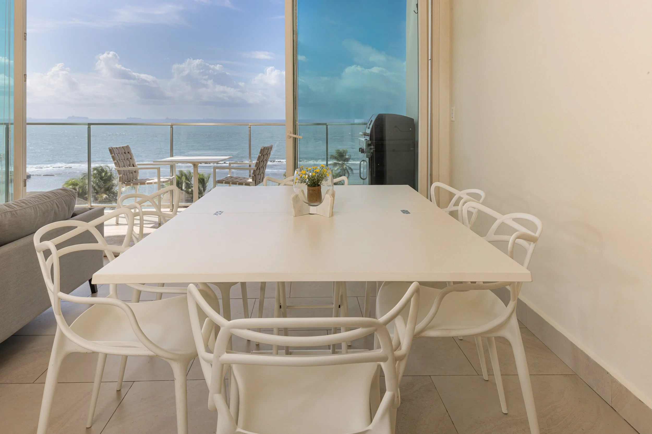 Comedor con vista al mar en Playa Escondida, Colón, Panamá, ideal para disfrutar del entorno costero.