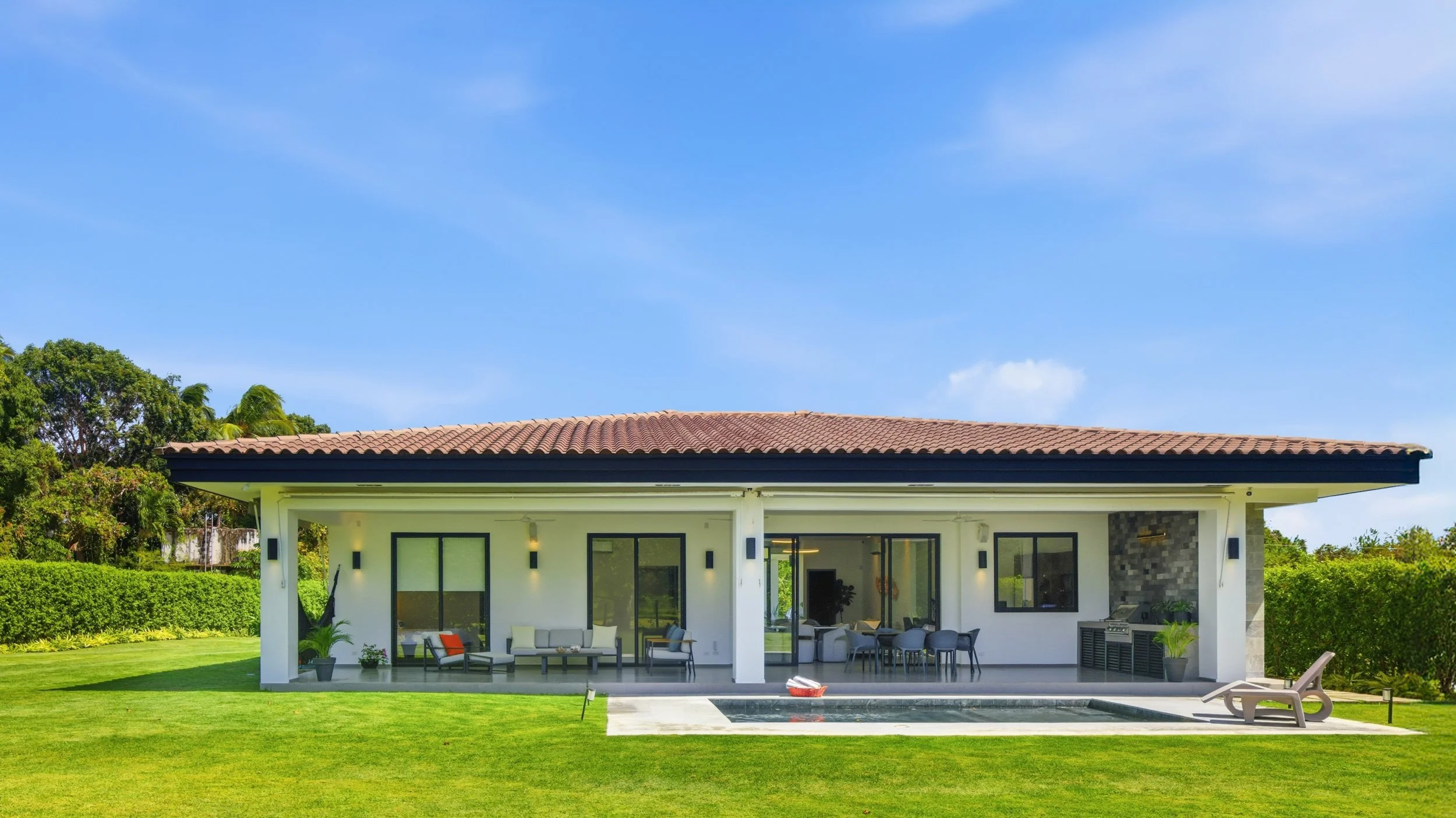 Fotografía inmobiliaria profesional en Río Hato Panamá casa moderna con piscina y jardín