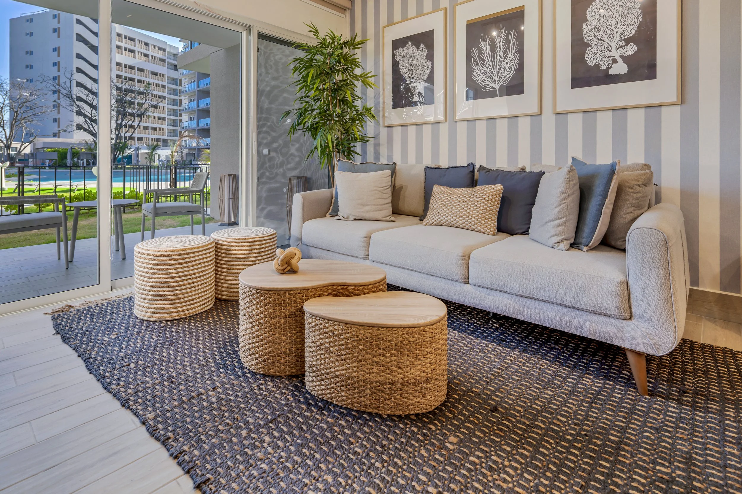 Área social abierta en Playa Caracol, Panamá, ideal para estilo de vida de playa.