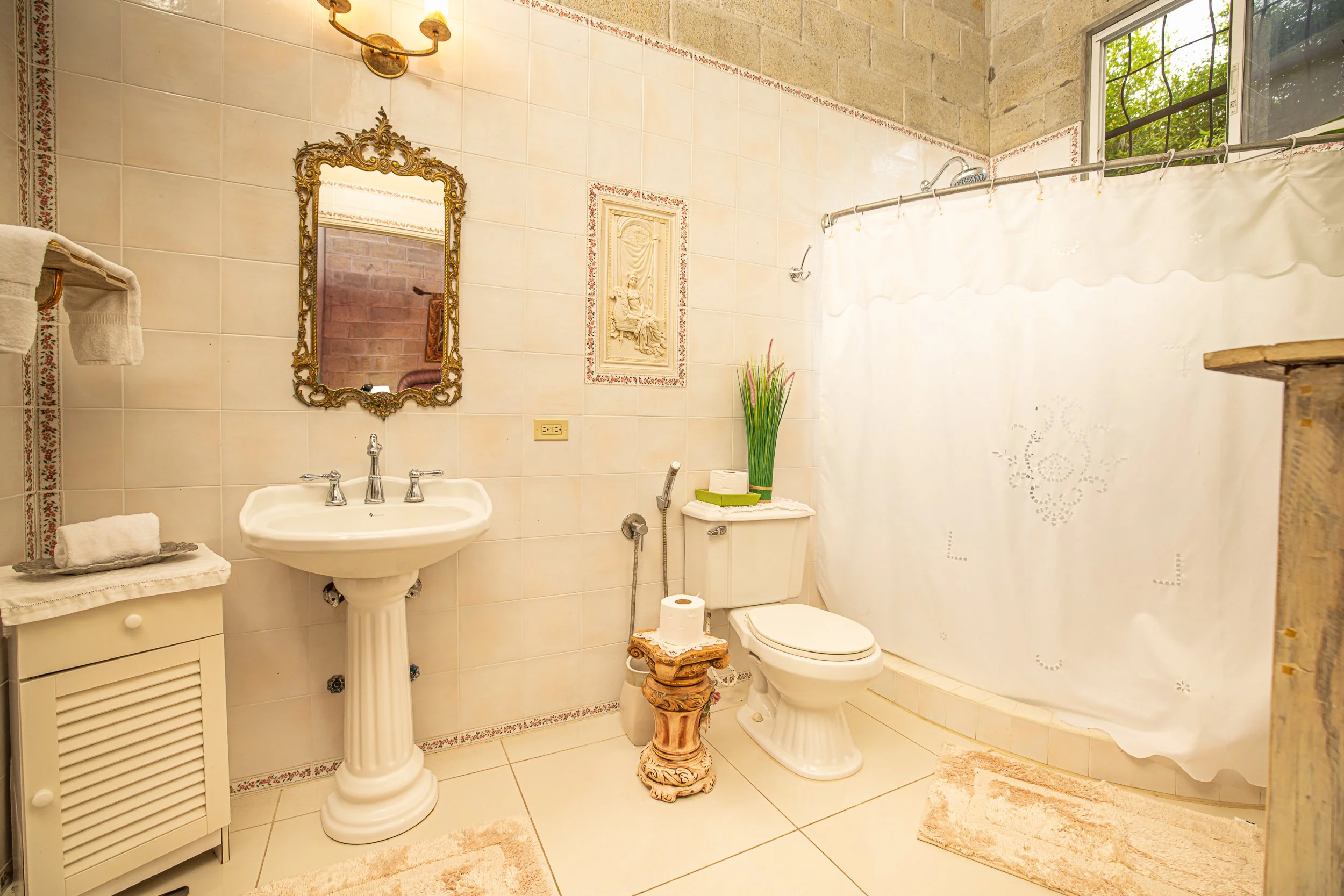 Baño estilo colonial en Casa Mar San Carlos, fotografía por Iván Márquez
