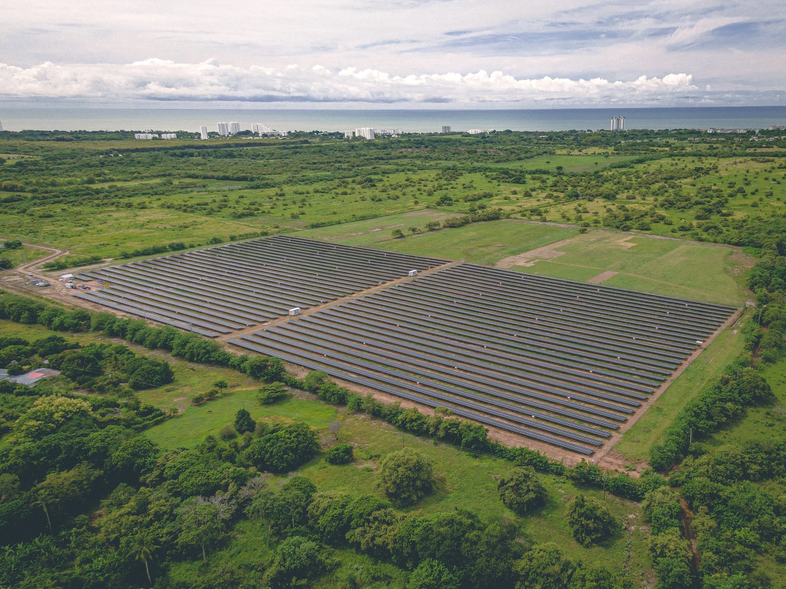 fotografía aérea con drone de granja solar en Coclé Panamá mostrando paneles solares a gran escala cerca de la costa