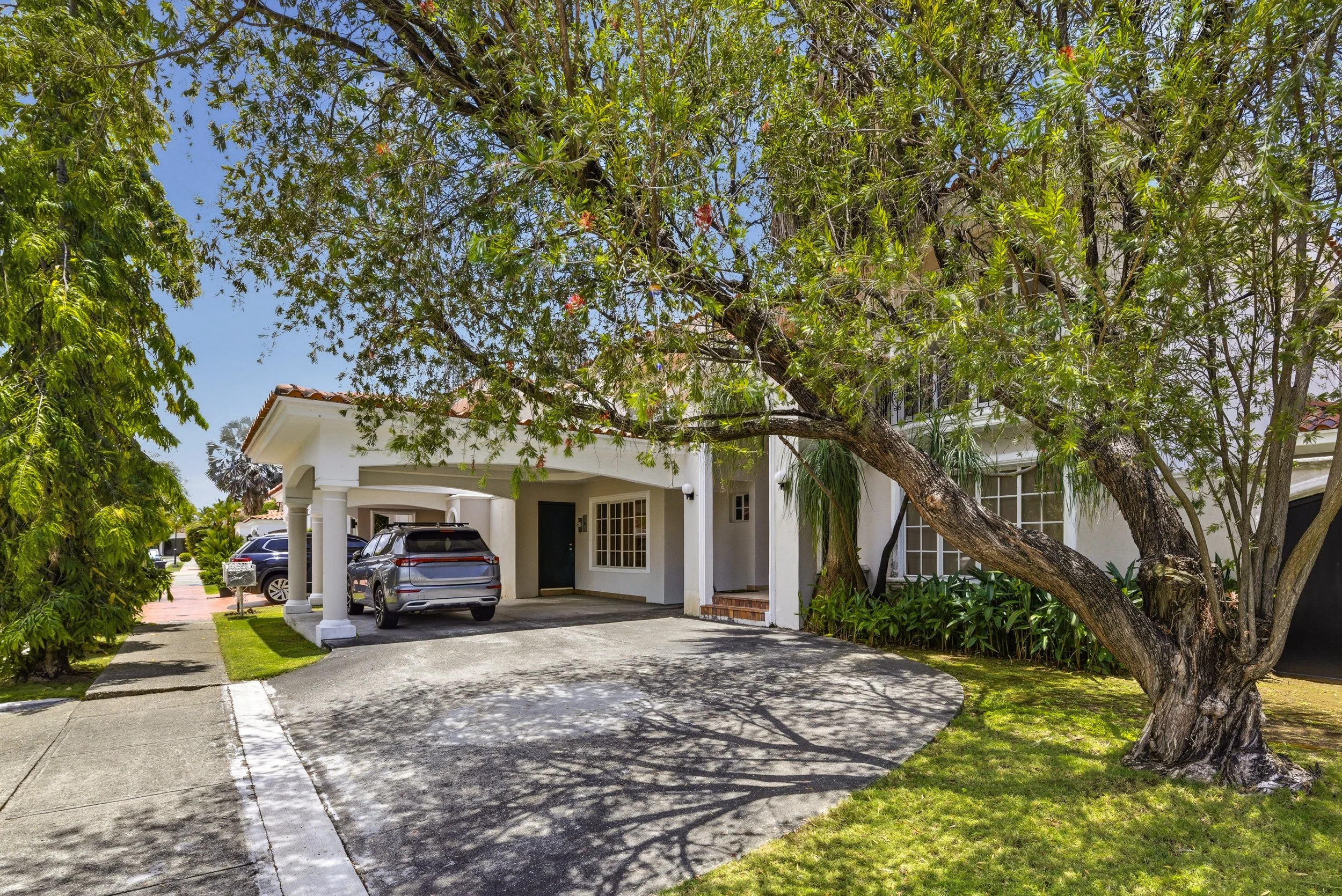 Acceso privado con driveway en Costa Bay, Costa del Este, Panamá, dentro de comunidad cerrada.