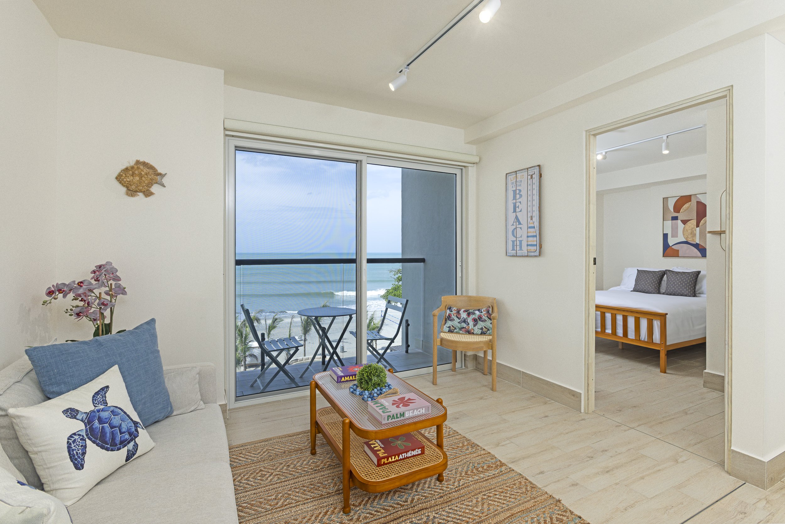 Sala con vista al mar en Surf Side, Playa Caracol – Grupo Los Pueblos Panamá