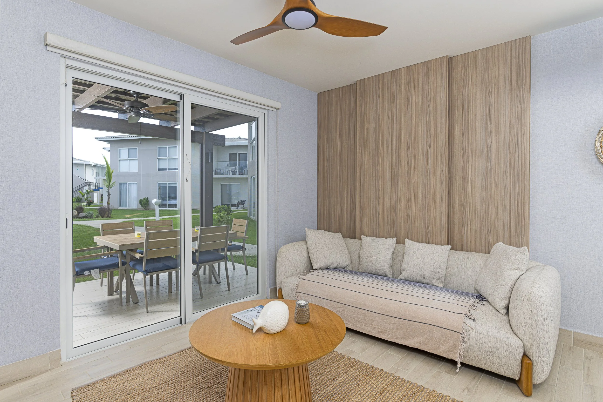 Sala con salida a terraza en Brisas del Mar Playa Caracol, fotografía por Iván Márquez