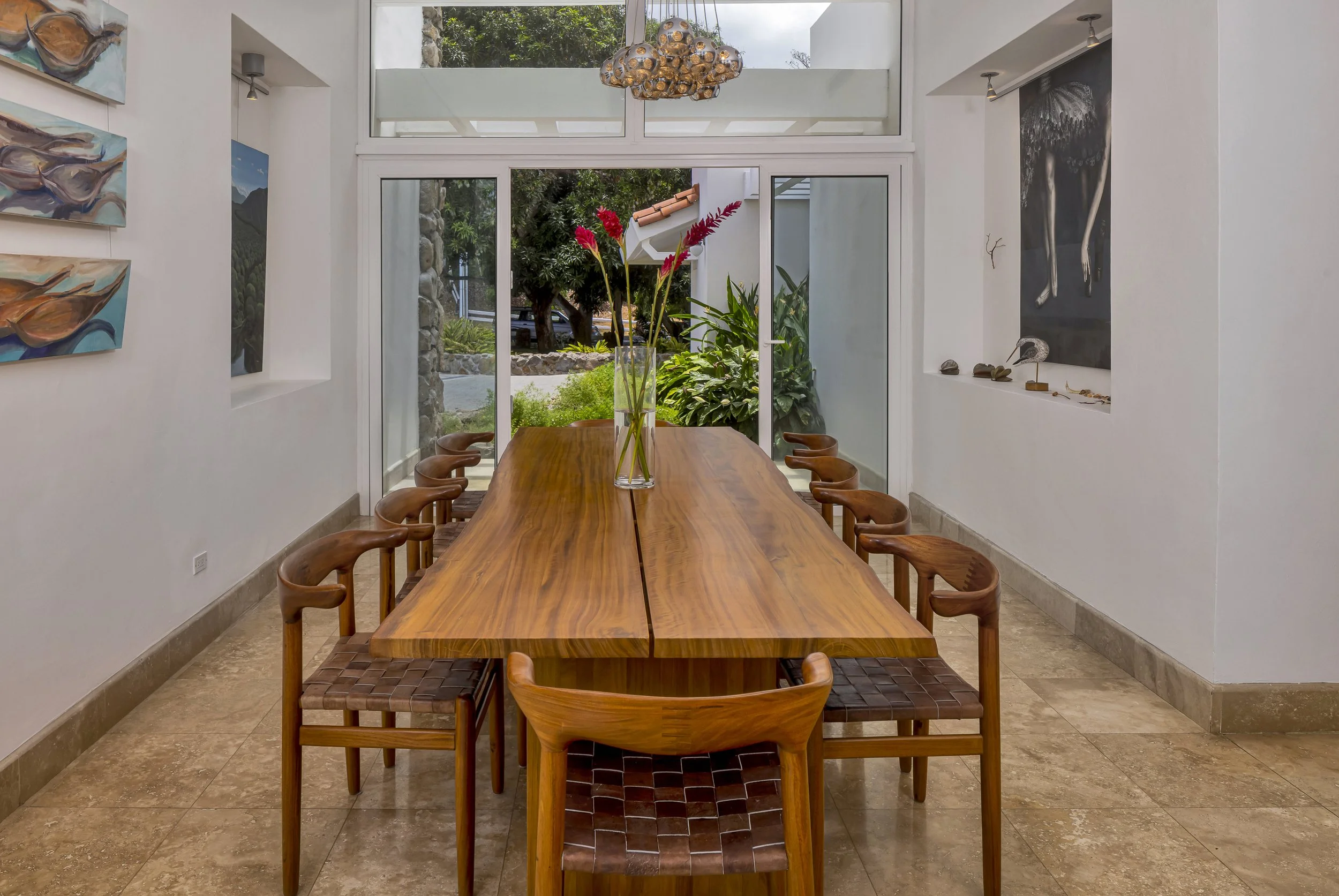 fotografía inmobiliaria exterior casa moderna en Punta Barco Resort Panamá con driveway adoquinado y jardín tropical