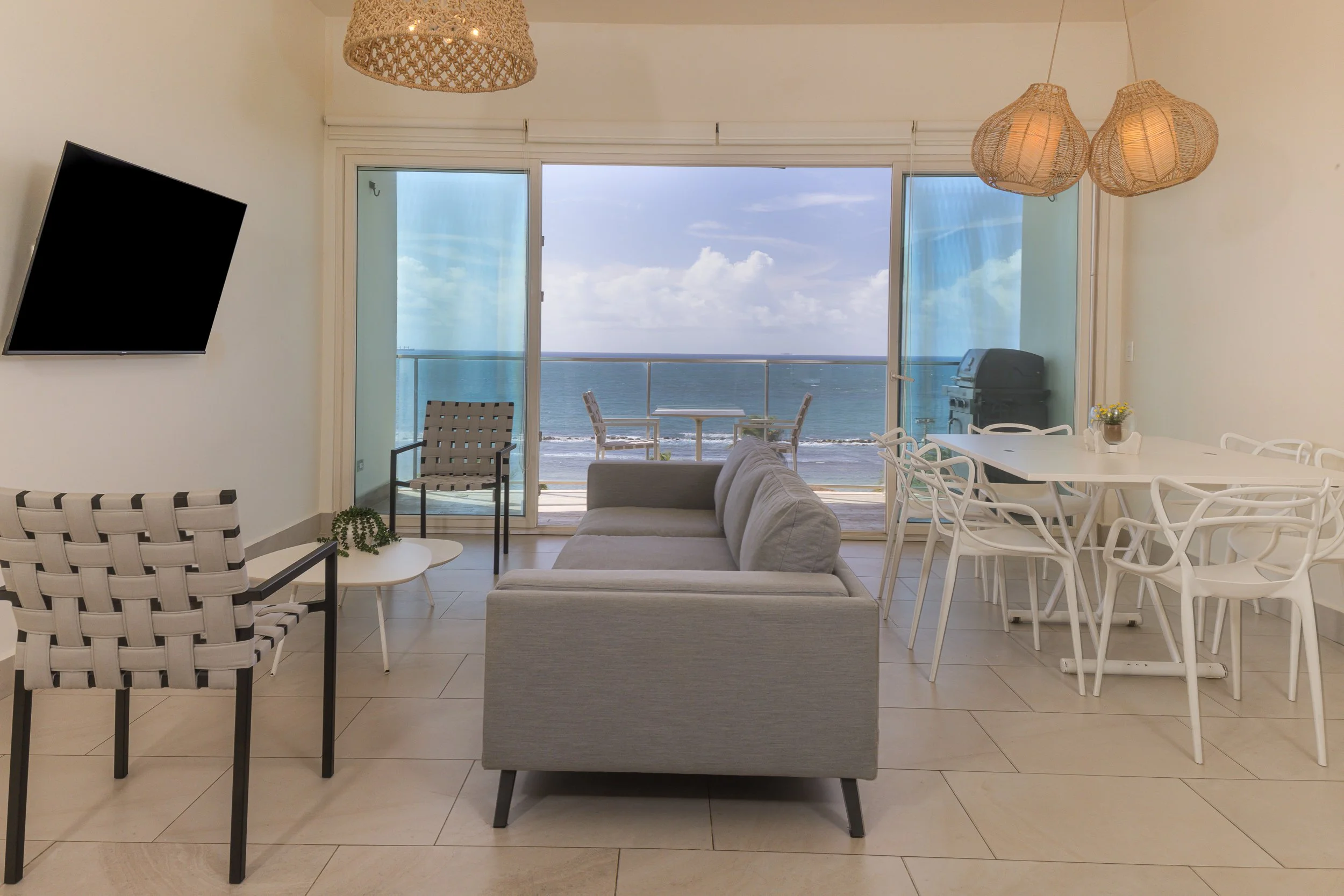 Apartamento frente al mar en Playa Escondida, Colón, Panamá, con acceso directo a terraza y vistas al océano.