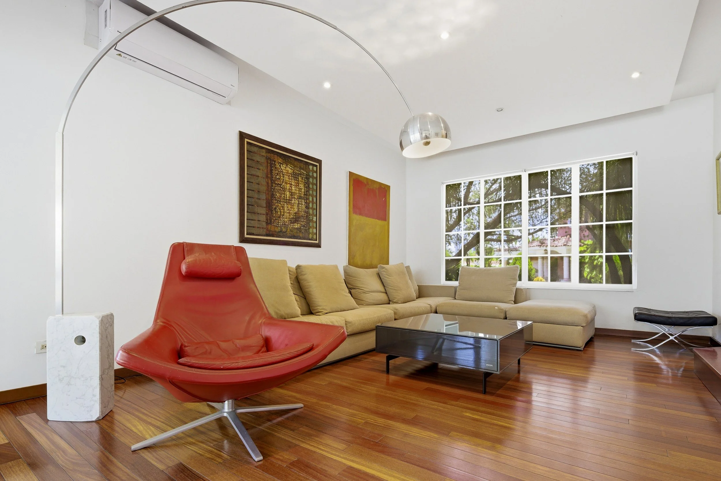 Sala amplia con pisos de madera en Costa Bay, Costa del Este, Panamá, con excelente iluminación natural.